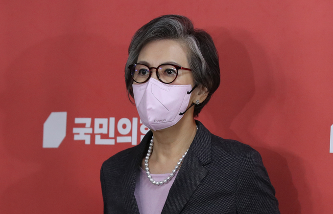 7일 오전 12시 25분쯤 제9차 중앙윤리위원회 전체회의를 마친 이양희 윤리위원장이 이준석 전 대표와 권성동 전 원내대표에 대한 징계 심의 결과를 발표하고 있다. (사진=연합뉴스 제공)