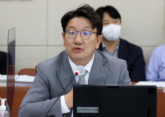 민의힘 권성동 의원이 지난 7일 국회 과방위 국감에서 김제남 원자력안전재단 이사장을 향해 "차라리 혀 깨물고 죽지"라고 한 발언에 대해 해명하고 있다. (사진=연합뉴스 제공)
