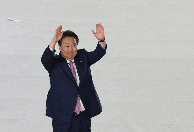 윤석열 대통령이 지난 7일 오후 울산종합운동장에서 열린 제103회 전국체육대회 개회식에서 관중들을 향해 손을 흔들고 있다. (사진=연합뉴스 제공)