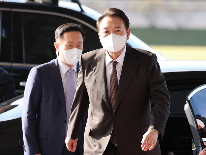 윤석열 대통령이 11일 오전 서울 용산 대통령실 청사로 출근하고 있다. (사진=연합뉴스 제공)