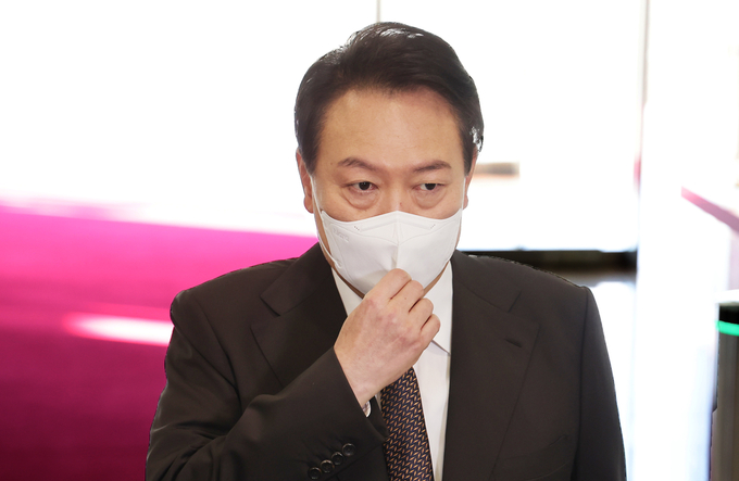 윤석열 대통령이 11일 서울 용산청사에서 출근길 문답을 하고 있다. (사진=연합뉴스 제공)