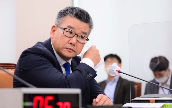 11일 국회 법제사법위원회에서 열린 감사원 국정감사에서 유병호 사무총장이 발언을 위해 마스크를 벗고 있다. (사진=연합뉴스 제공)