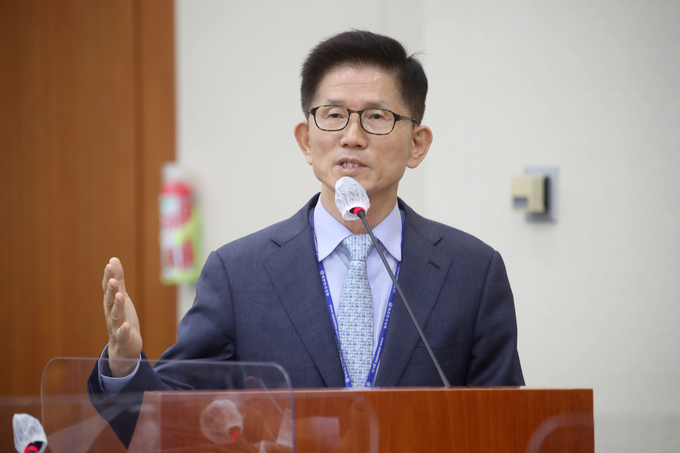 답변하는 김문수 경제사회노동위원장