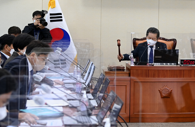 정청래 과학방송정보통신위원장이 17일 국회에서 열린 국정감사장에서 의사봉을 두드리고 있다. (사진=연합뉴스 제공)