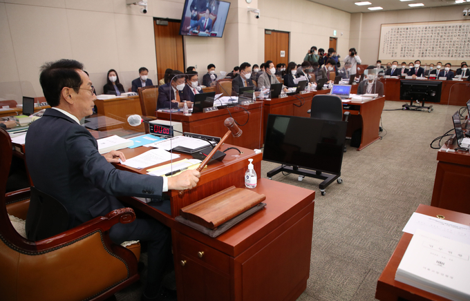김도읍 국회 법제사법위원장이 18일 서울 여의도 국회 법제사법위원회에서 열린 서울고검 등에 대한 국정감사에서 의사봉을 두드리고 있다. (사진=연합뉴스 제공)