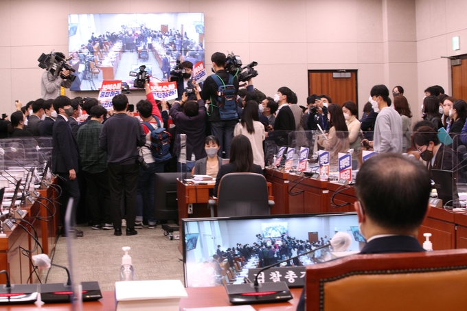 20일 국회 법제사법위원회 국감장에서 민주당 의원들이 김도읍 법사위원장석을 둘러싸고 항의를 하고 있다. (사진=연합뉴스 제공)