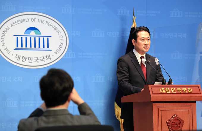 국민의힘 장동혁 원내대변인이 23일 소통관에서 민주당의 대장동 특검 제안 관련 브리핑을 열고 발언하고 있다. (사진=연합뉴스 제공)