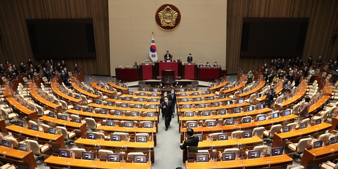 윤석열 대통령이 25일 오전 국회 본회의장에서 내년도 정부 예산안에 대한 시정연설을 마친 뒤 텅 빈 야당 의원석을 지나 퇴장하고 있다. (사진=연합뉴스 제공)