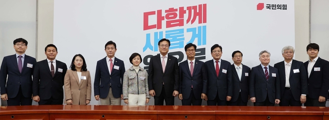 국민의힘 정진석 비상대책위원장, 김영식 중앙연수원장을 비롯한 부원장단이 26일 서울 여의도 국회에서 열린 국민의힘 중앙연수원 부원장단 임명장 수여식 및 제1차 회의에서 기념촬영을 하고 있다. (사진=연합뉴스 제공)