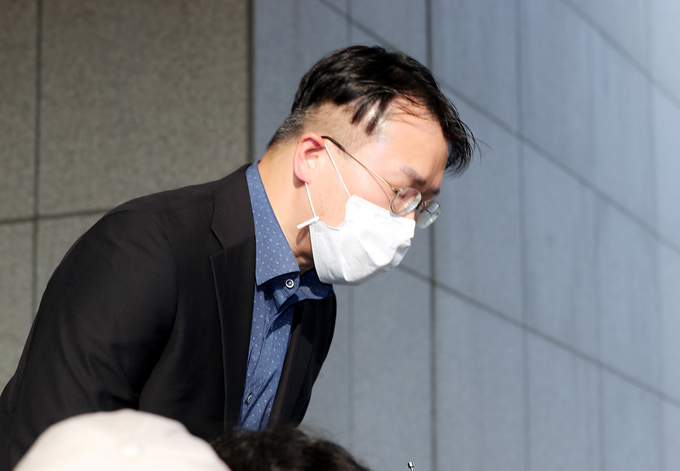 27일 오후 재판이 끝난 뒤 인천지법 정문에서 취재진을 향해 인사하는 '계곡 살인' 피해자 윤 씨의 매형. ( 사진 = 연합뉴스/자료사진 )