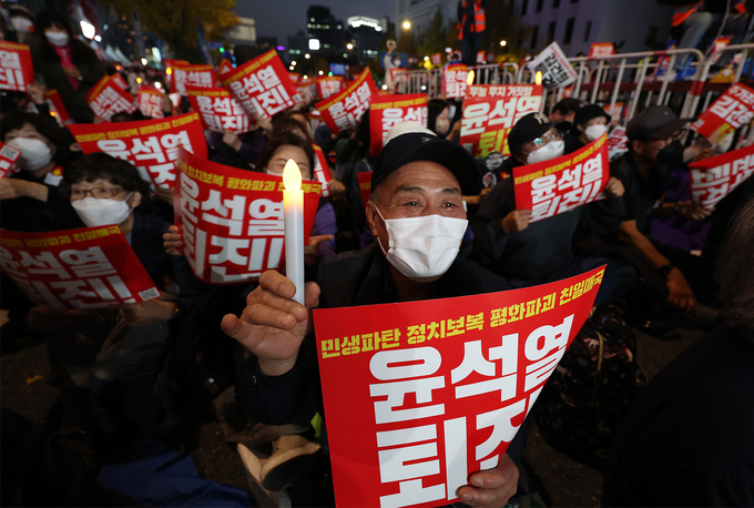 지난 29일 오후 서울광장 인근에서 촛불전환행동 주최로 열린 윤석열 정부의 퇴진을 요구하는 제12차 촛불집회에서 참가자들이 LED촛불과 손팻말을 들고 있다. (사진=연합뉴스 제공)