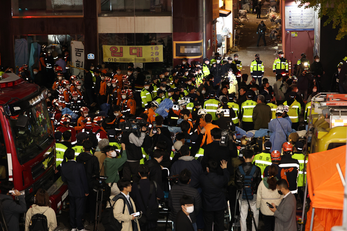 30일 오전 서울 용산구 이태원 핼러윈 인명사고 현장에서 구조대원 등이 구조활동을 하고 있다. (사진=연합뉴스 제공)