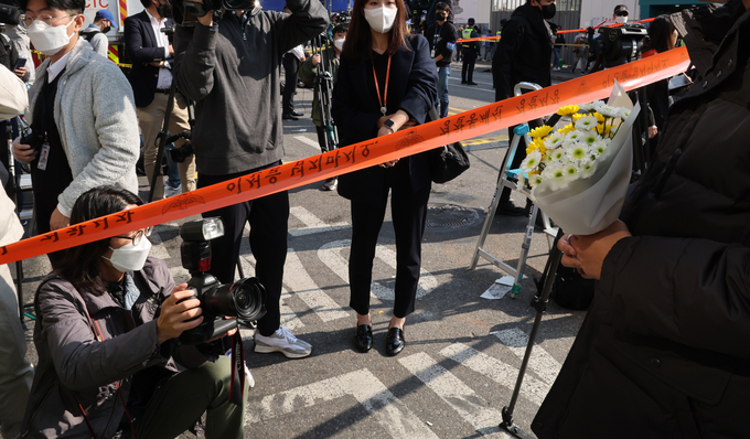  30일 이태원 압사 사고 현장에서 한 시민이 추모 꽃다발을 들고 있다. (사진=연합뉴스 제공)