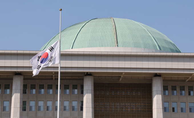 지난 30일 서울 여의도 국회에 '이태원 압사 참사' 희생자들에 대한 조의를 표하는 조기가 게양돼 있다. (사진=연합뉴스 제공)