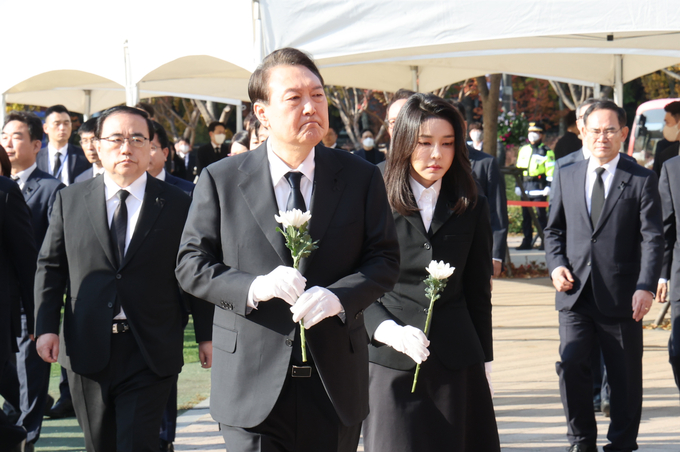 31일 윤석열 대통령 내외가 서울광장 서울광장 이태원 사고 사망자 합동 분향소를 찾아 조문했다. (사진=연합뉴스 제공)
