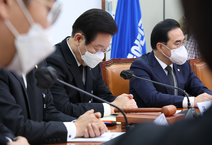 이재명 더불어민주당 대표가 31일 국회에서 열린 최고위원회의에서 두 손 꼭 쥔 채 이태원 참사와 관련한 최고위원들의 발언을 듣고 있다. (사진=연합뉴스 제공)