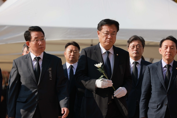 국민의힘 지도부는 31일 서울광장에 뒤치한 이태원 참사 희생자 합동 분향소 조문에 나섰다. (사진=연합뉴스 제공)