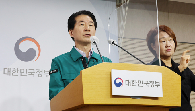 김성호 행정안전부 재난안전관리본부장(중앙재난안전대책본부 1본부 총괄조정관)은 31일 오전 정부세종청사에서 이태원 사고 관련 중대본 브리핑을 열고 ‘유가족 지원 대책’을 발표했다. (사진=연합뉴스 제공)