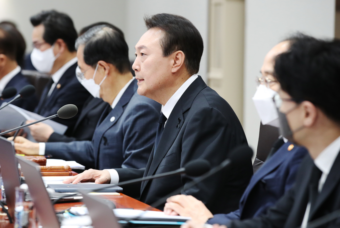 윤석열 대통령은 1일 용산 대통령실에서 국무회의를 주재하고 “국정의 최우선은 본건 사고의 수습과 후속 조치”라고 강조했다. (사진=연합뉴스 제공)