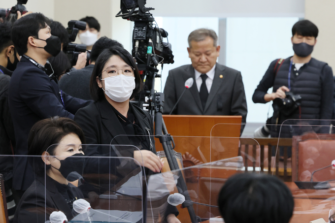 국회 행정안전위원회 야당위원인 용혜인 기본소득당 의원이 1일 국회에서 열린 행안위 전체회의에서 질의없는 업무보고 진행방식에 이의를 제기하고 있다. (사진=연합뉴스 제공)