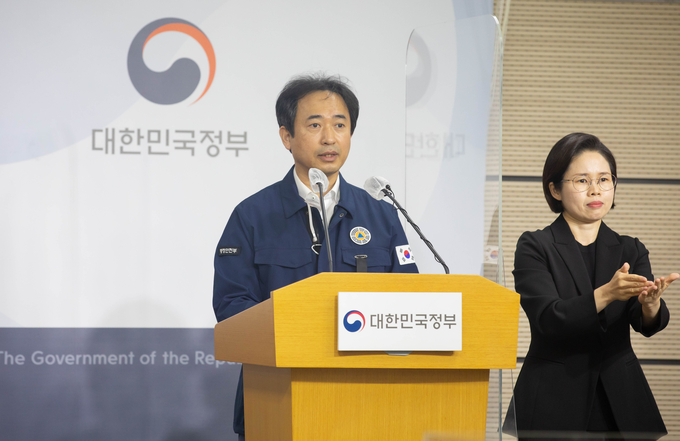  박종현 사회재난대응정책관(중대본 1본부 담당관)이 2일 오전 정부세종청사 브리핑룸에서 이태원 사고 관련 중대본 브리핑을 하고 있다. (사진=행정안전부/연합뉴스 제공)