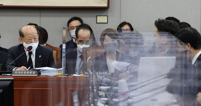 송두환 국가인권위원회 위원장이 2일 오후 국회에서 열린 운영위원회의 국가인권위원회 국정감사에서 발언하고 있다. (사진=연합뉴스 제공)