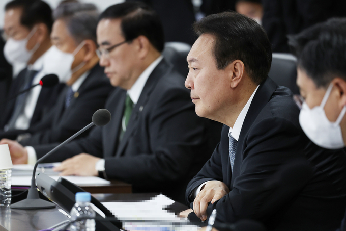 북한의 탄도미사일 발사 관련 윤석열 대통령이 3일 용산 대통령실 청사 국가위기관리센터에서 열린 긴급 국가안전보장회의(NSC) 상임위원회에 참석, 상황보고를 받고 있다. (사진=연합뉴스 제공)