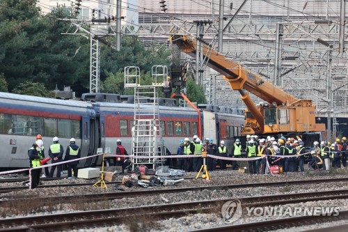 크레인으로 옮겨지는 영등포역 탈선 사고 열차. (사진=연합뉴스 제공)