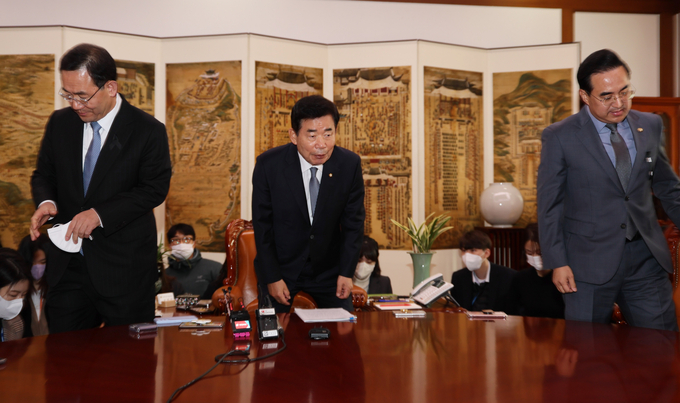 김진태 국회의장(중앙)과 주호영 국민의힘 원내대표(맨 왼쪽), 박홍근 더불어민주당 원내대표는 7일 국회에서 열린 비공개 회동 전 자리를 정리하고 있다. (사진=연합뉴스 제공)