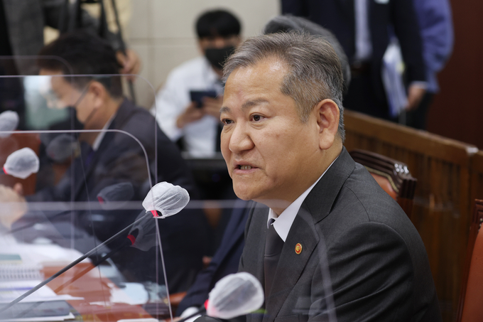 이상민 행정안전부 장관이 7일 국회 행정안전위원회 전체회의에 참석해 이태원 참사 책임에 따른 자신의 거취와 관련한 질문에 답변하고 있다. (사진=연합뉴스 제공)