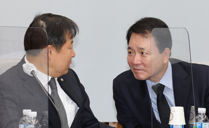 8일 국민의힘 성일종 정책위의장이 같은당 이철규 의원과 대화를 나누고 있다. (사진=연합뉴스 제공)