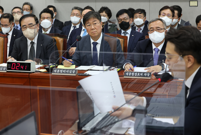 김대기 대통령 비서실장이 8일 국회 운영위원회에서 열린 대통령비서실·국가안보실·대통령 경호처에 대한 국정감사에서 의사진행 발언을 경청하고 있다. (사진=연합뉴스 제공)