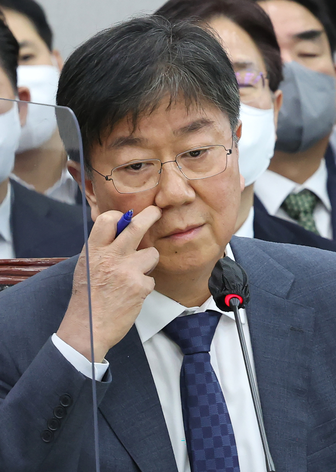 김대기 대통령실 비서실장이 8일 국회 운영위원회의 대통령실 국정감사에 자리해 질의를 받는 중 얼굴을 긁적이고 있다. (사진=연합뉴스 제공)