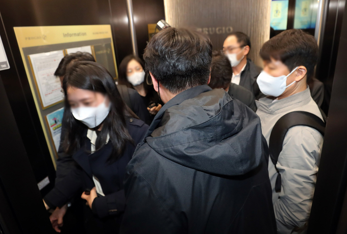 9일 오후 경기 성남시 정진상 더불어민주당 대표 정무조정실장의 자택에 대한 압수수색을 마친 검찰 관계자들이 밖으로 나오고 있다. (사진=연합뉴스 제공)