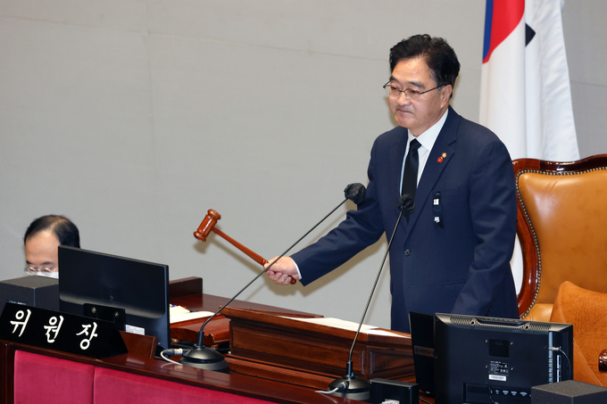 우원식 예결위원장이 10일 국회에서 열린 예산결산특별위원회 전체회의에서 의사봉을 두드리고 있다. (사진=연합뉴스 제공)