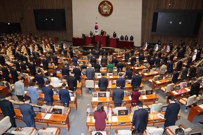 10일 국회 본회의에 참석한 국회의원들이 회의 시작 전 10·29 참사 희생자를 위한 묵념을 하고 있다. (사진=연합뉴스 제공)