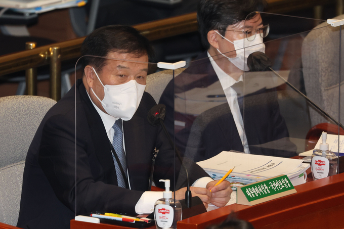 이진복 대통령실 정무수석이 14일 국회에서 열린 예산결산특별위원회 전체회의에서 자신의 "좋은 쪽으로 생각하시면 좋지 않느냐" 발언에 대해 사과하고 있다. (사진=연합뉴스 제공)