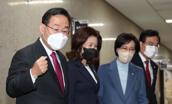 15일 주호영 국민의힘 원내대표가 원내대책회의를 마친 뒤 기자들과 질의응답을 하고 있다. (사진=연합뉴스 제공)