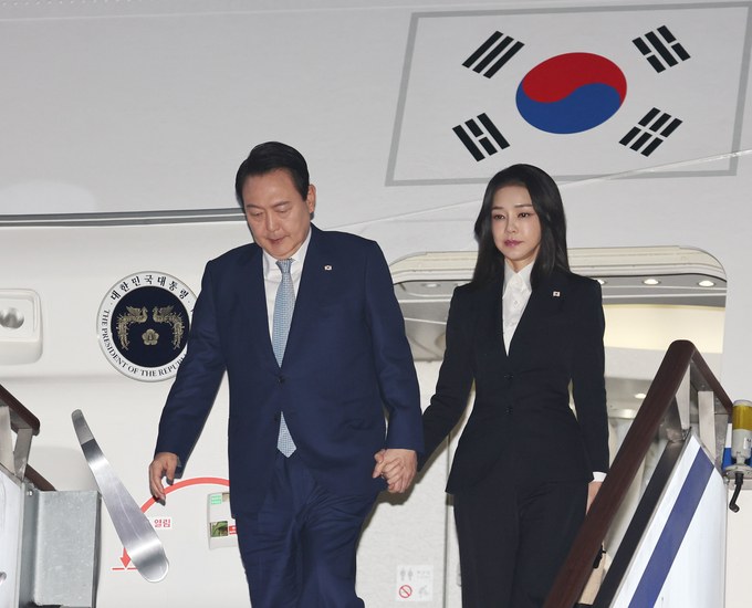 16일 새벽 4박 6일 간 동남아 순방을 마친 윤석열 대통령 내외가 전용기에서 하차하고 있다. (사진=연합뉴스 제공)