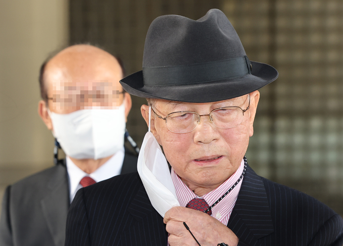 세월호 참사 당일 박근혜 전 대통령이 보고받은 시간 등을 사후 조작한 혐의로 기소된 김기춘 전 대통령 비서실장이 16일 오전 열린 파기환송심 선고 공판을 마치고 서울고법을 나서며 취재진 질문에 답하기 위해 마스크를 벗고 있다. (사진=연합뉴스)