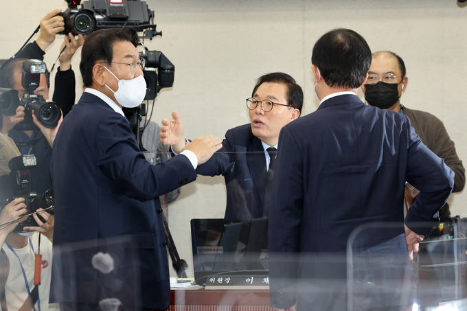 이채익 국회 행정안전위원장과 여야 간사가 16일 행안위 전체회의에서 예산안 상정을 두고 정면 충돌했다. (사진=연합뉴스 제공)