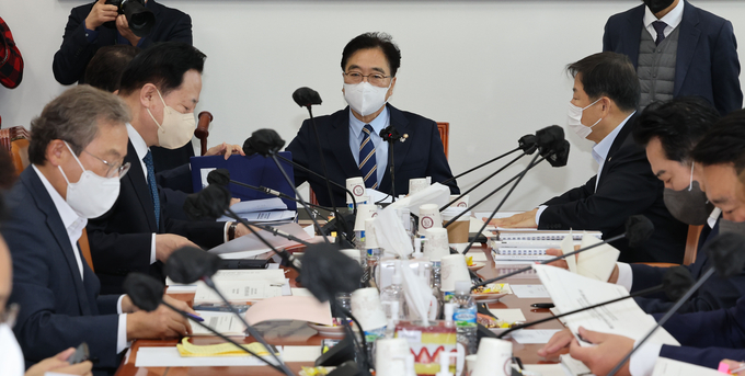 우원식 국회 예결위원회 위원장은 지난 17일 국회에서 열린 제400회 국회(정기회) 예산결산특별위원회 예산안 등 조정 소위원회에서 의사봉을 두드리고 있다. (사진=연합뉴스 제공)