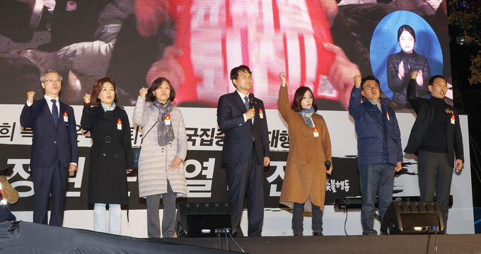 19일 저녁 (좌측부터) 무소속 민형배, 더불어민주당 양이원영·강민정·안민석·유정주·황운하·김용민 의원이 윤석열 퇴진 촛불 집회에 참석했다. (사진=연합뉴스 제공)