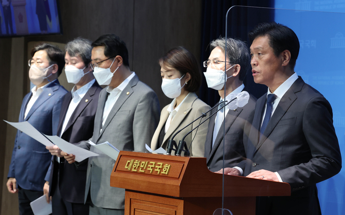 국회 과학기술정보방송통신위원회 소속 더불어민주당 의원들은 24일 공영방송 독립성을 위한 방송법 개정 추진 기자회견을 열고 성명을 냈다. (사진=연합뉴스 제공)