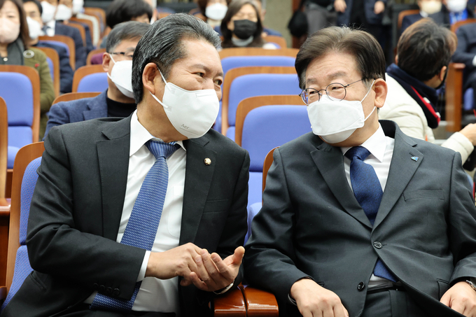 이재명 더불어민주당 대표(오른쪽)와 정청래 민주당 의원(왼쪽)이 지난 2일 국회에서 열린 의원총회에서 대화하고 있다. (사진=연합뉴스 제공)