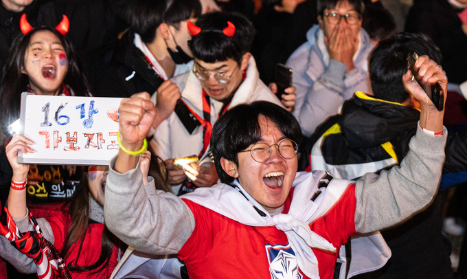 영화 같은 16강! 환호하는 붉은 악마. (사진=연합뉴스 제공)