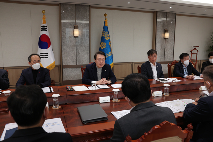 윤석열 대통령이 4일 오후 서울 용산 대통령실 청사에서 화물연대 집단운송거부 대응과 관련한 관계장관회의를 주재하고 잇다. (사진=대통령실 제공/연합뉴스)