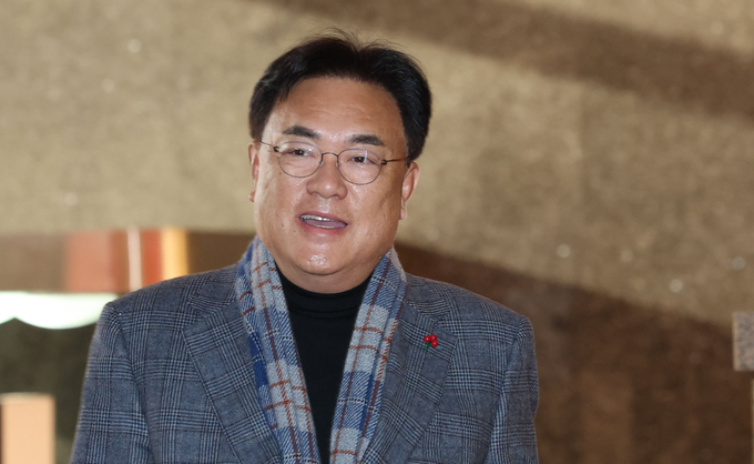 정진석 국민의힘 비상대책위원장이 14일 국회본청 출근길에서 기자들의 질문에 웃으며 답하고 있다. (사진=연합뉴스 제공)