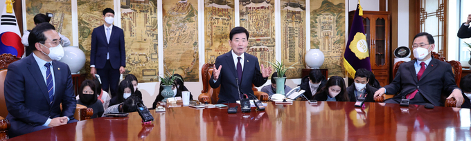 김진표 국회의장이 15일 국회의장실에서 여야 원내대표 회동을 주재하고 내년도예산안관련 새로운 중재안을 설명하고 있다. (사진=연합뉴스 제공)