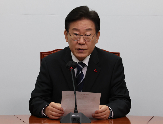 이재명 더불어민주당 대표는 15일 오후 국회에서 긴급기자회견을 열고 김진표 국회의장의 예산 중재안 전격 수용의사를 밝혔다. (사진=연합뉴스 제공)